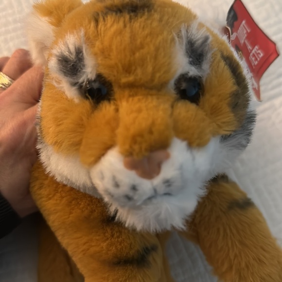 FAO Schwarz Adopt a Pet new plush tiger with vervet nose clean soft, very nice - Picture 8 of 15